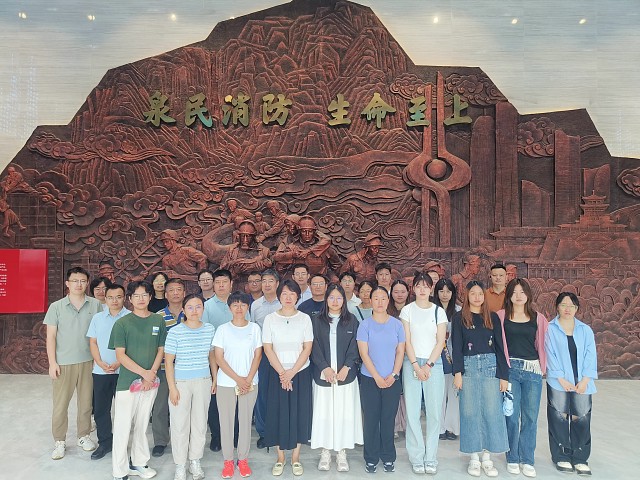 探秘“火焰蓝”，筑牢“安全墙”——生物学部师生零距离体验消防实战课